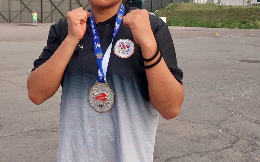 La boxeadora zaachileña Denisse Michelle García Torres posa orgullosa con la medalla de plata que ganó en el Festival Nacional Olímpico de Boxeo.