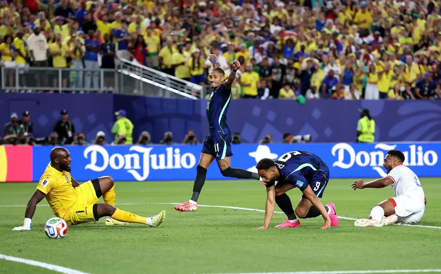 La selección de fútbol de Brasil en acción durante el partido donde goleó 3-0 a Haití, demostrando su clásico estilo 'Joga Bonito'.
