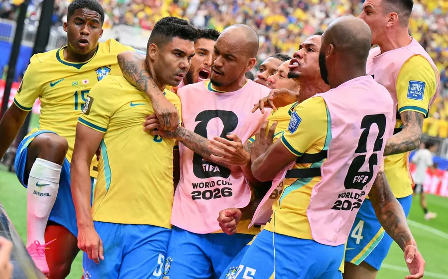 La selección de Brasil celebra su agónica remontada en los últimos minutos del partido con la que eliminaron a la selección de Japón.