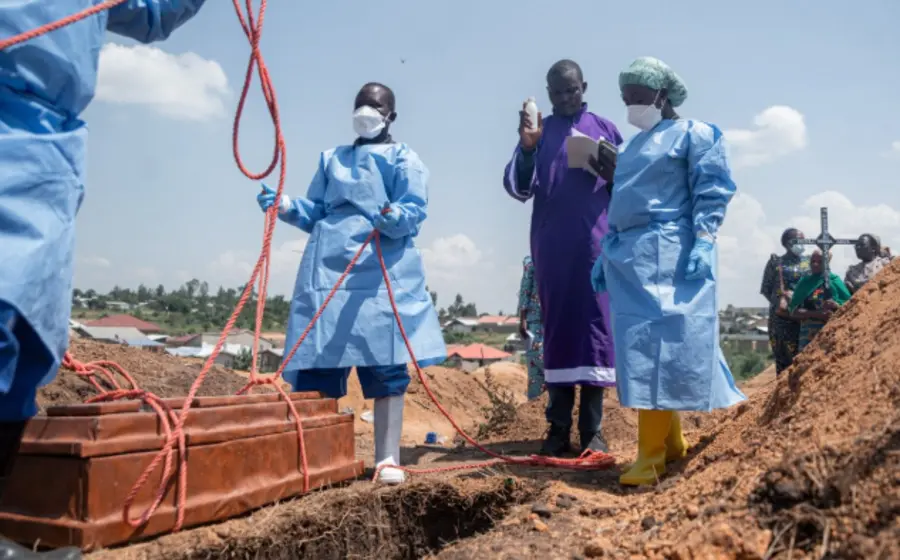 Personal de salud con equipo de protección atiende a pacientes afectados por el brote de ébola en la República del Congo, que ha causado cientos de muertes.