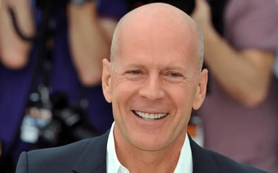 El actor Bruce Willis reaparece sonriente en una fotografía tomada durante una íntima y privada celebración familiar.