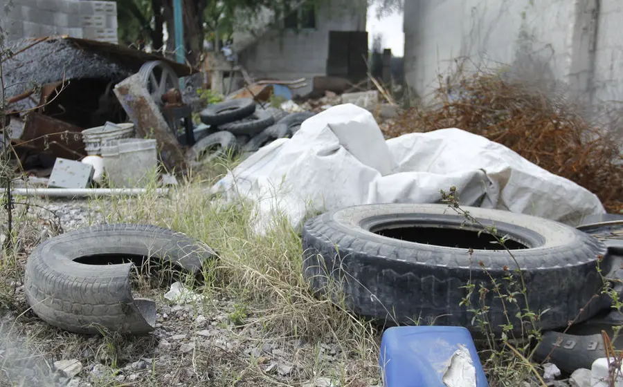 Una acumulación de cacharros y recipientes abandonados llenos de agua de lluvia, que sirven como criadero para el mosquito transmisor del dengue.