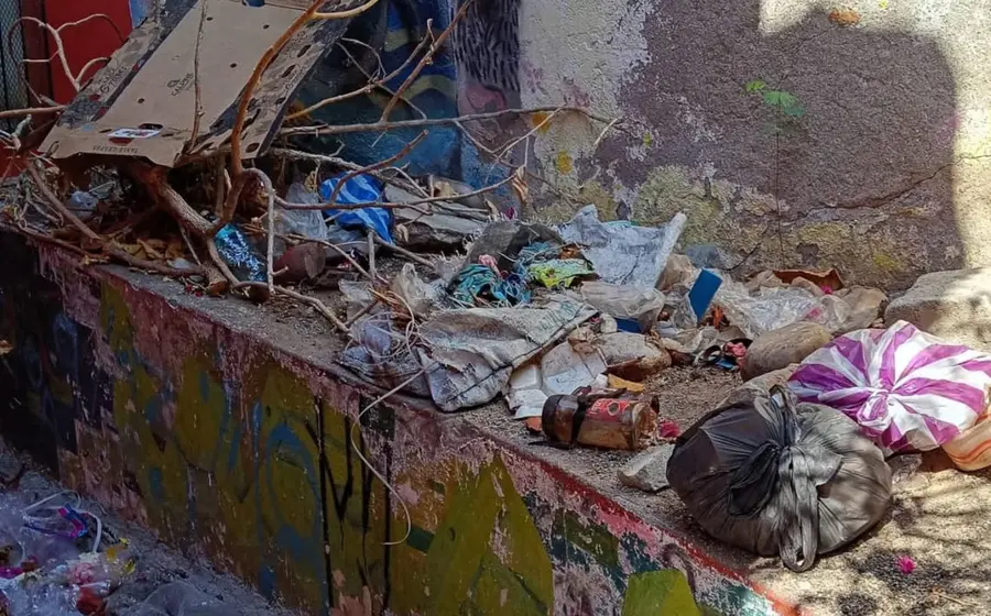 El histórico Callejón de la Z en Tehuantepec muestra un evidente estado de abandono, con bolsas de basura acumuladas en el suelo.