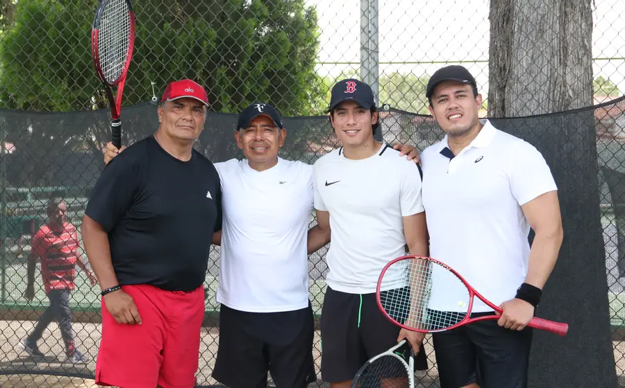 Los campeones y finalistas de la categoría C varonil de dobles de tenis posan juntos durante la ceremonia de premiación al concluir la final.