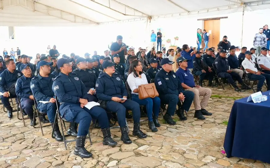 Agentes de la policía municipal de Oaxaca de Juárez participan atentamente en una sesión de capacitación para fortalecer sus habilidades profesionales.