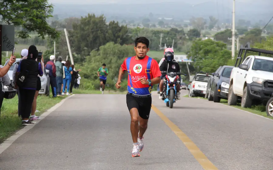 El atleta Carlos López celebra su triunfo como el ganador absoluto de la 13 Carrera Atlética del Día del Padre 2026.