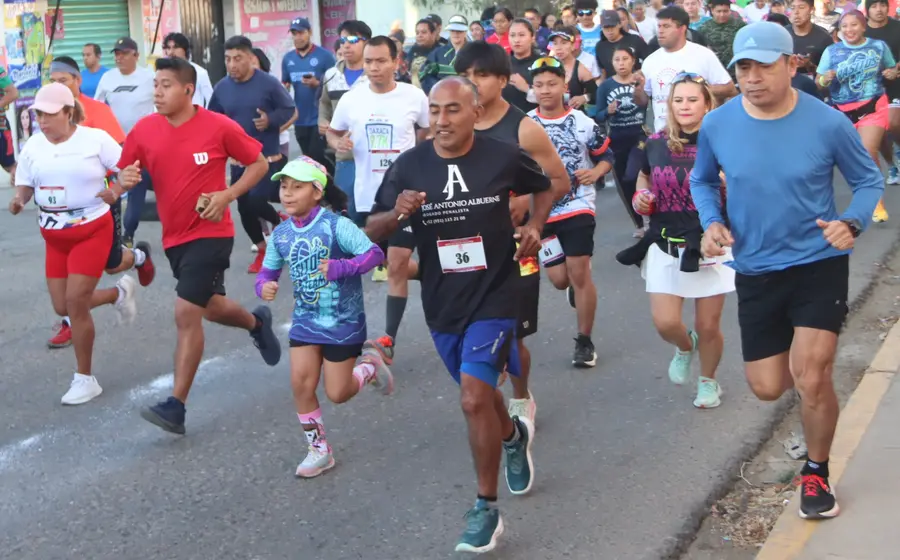 Atletas participan en la Segunda Carrera Atlética de la colonia Santa Elena, un evento deportivo celebrado en Santa Cruz Xoxocotlán.