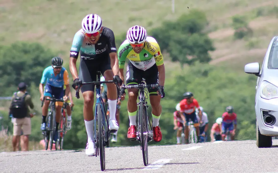 Ciclistas de la categoría elite compiten en la carrera de ciclismo de ruta celebrada en Miahuatlán como parte de la Guelaguetza.
