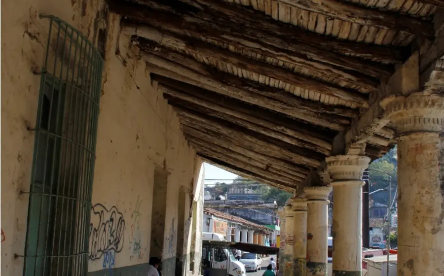 Fachada de la casona histórica de Tehuantepec que muestra un grave deterioro y daños estructurales, agravados por las lluvias, poniéndola en riesgo de colapso.