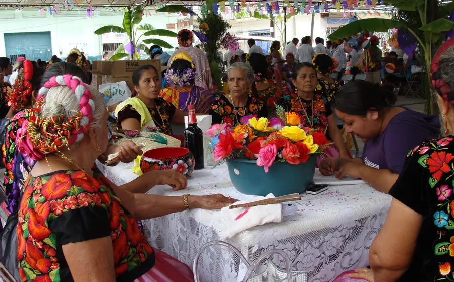 Fieles católicos se reúnen para honrar a San Antonio de Padua durante una celebración centenaria que preserva las tradiciones de la comunidad.