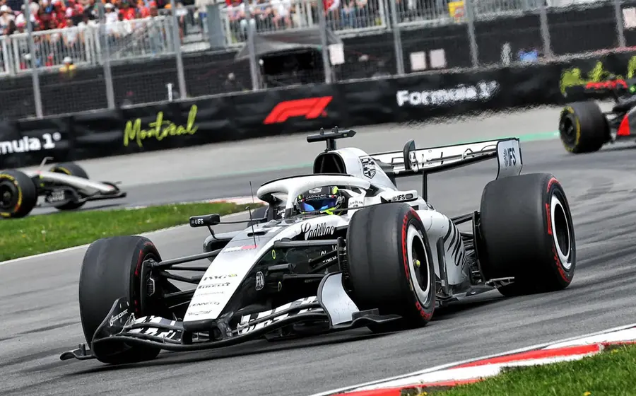 El piloto mexicano Sergio 'Checo' Pérez es fotografiado al llegar a las calles de Mónaco para el Gran Premio, donde busca la revancha.