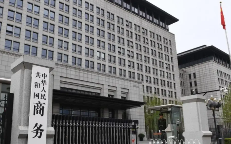 Logotipos de las empresas japonesas Mitsubishi, Fujitsu y Hitachi, algunas de las organizaciones afectadas por el bloqueo de exportaciones de China.