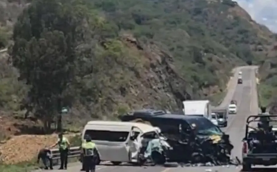 Escena del brutal choque en la autopista Oaxaca-Tehuacán que dejó un saldo de 8 personas fallecidas y 14 heridas.