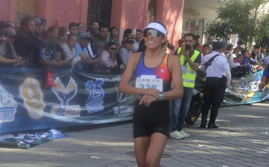 La corredora Claudia Martínez celebra su triunfo como la ganadora absoluta del Medio Maratón Internacional Acreimex 2026.