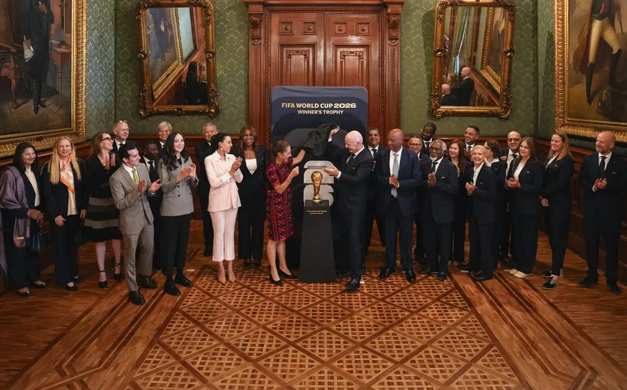 La virtual presidenta electa de México, Claudia Sheinbaum, saluda y da la bienvenida a Gianni Infantino, presidente de la FIFA, durante su encuentro.