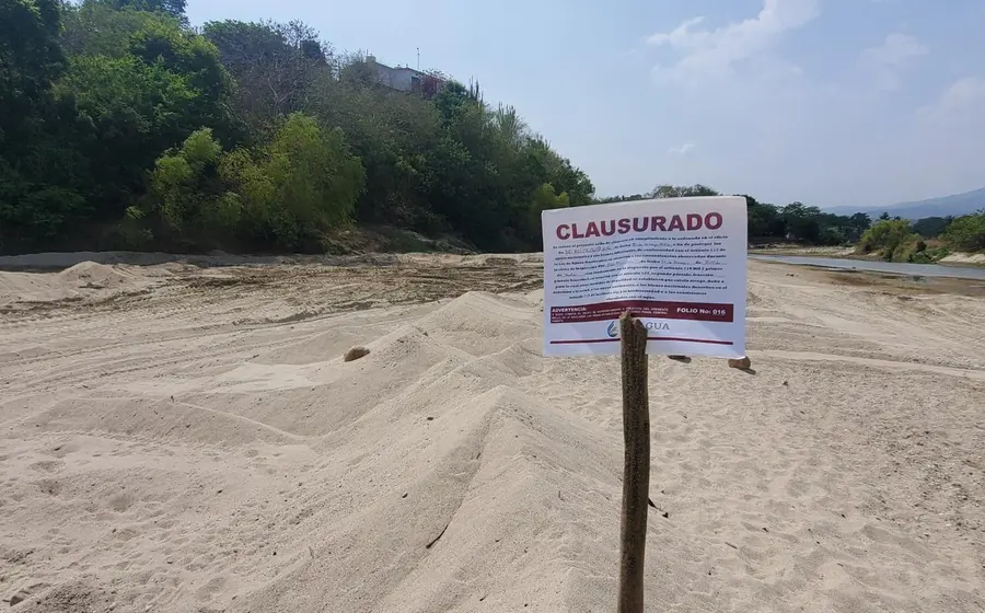 Vista del banco ilegal de extracción de materiales pétreos que fue clausurado por autoridades en las orillas del río Colotepec.