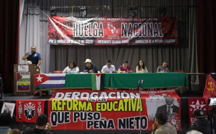 Miembros de la CNTE confirman que su plantón y huelga continuarán, rechazando la petición del Gobierno Federal de levantar el paro de labores.