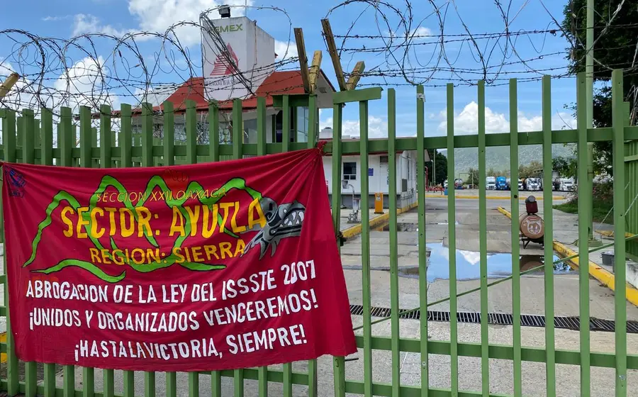 Integrantes de la Coordinadora Nacional de Trabajadores de la Educación (CNTE) mantienen firmes sus demandas mientras acuerdan consultar a sus bases.