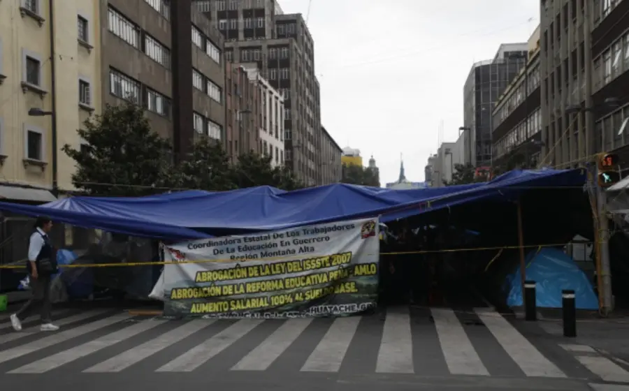 Miembros de la CNTE se manifiestan como parte de su huelga nacional, la cual anuncian continuará durante la inauguración del Mundial.