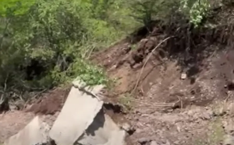Vista del colapso de un muro de contención sobre la Carretera 190, un derrumbe ocasionado por las intensas precipitaciones en la zona.