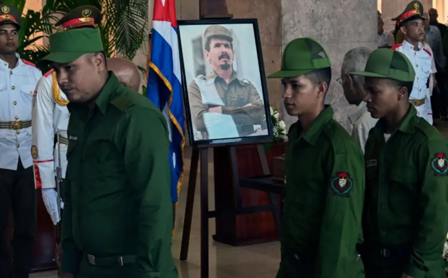 Retrato del comandante Ramiro Valdés, figura histórica cubana, quien será sepultado junto al Che Guevara en un homenaje a su memoria.