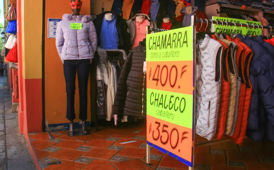 Comerciantes del mercado local en Tehuantepec preparan su mercancía y sus puestos con la esperanza de aumentar las ventas para el Día del Padre.