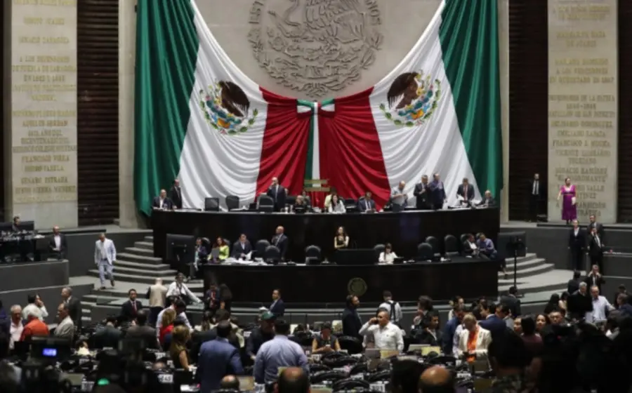 Legisladores de los partidos Morena y PVEM durante la sesión de la Comisión Permanente donde se aprobaron nuevas licencias rumbo a las elecciones de 2027.