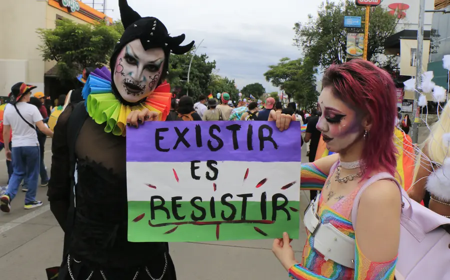 Un grupo de personas representando a la comunidad LGBTI+ en México, la cual conforma uno de cada veinte mexicanos según estadísticas recientes.