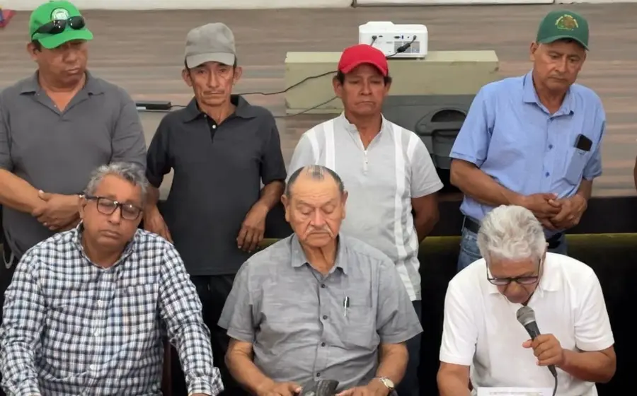 Representantes de las comunidades de Chicapa de Castro y San Dionisio del Mar durante una reunión sobre el conflicto agrario y los acuerdos incumplidos.