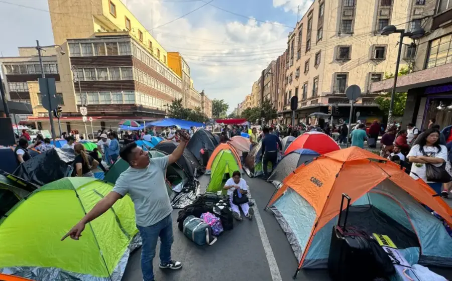 Un grupo de maestros de la CNTE llega para reforzar el plantón, en el marco del creciente conflicto magisterial en la Ciudad de México.