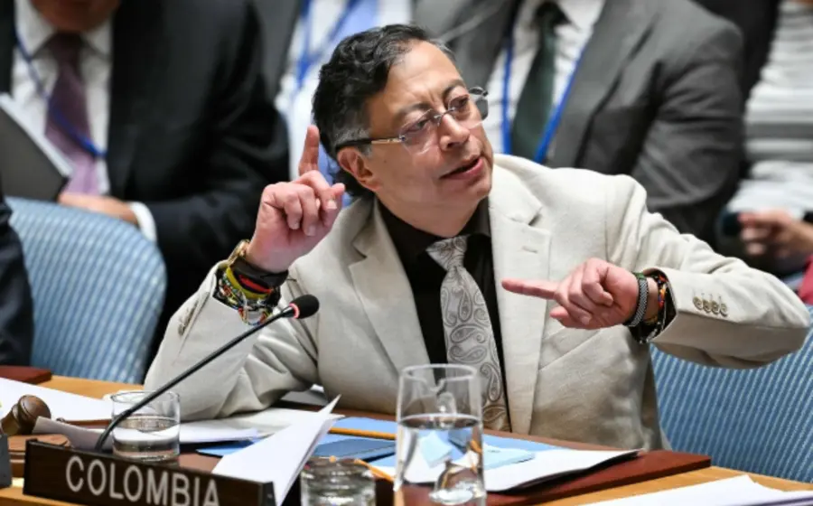 El presidente de Colombia, Gustavo Petro, en un retrato oficial mientras el Congreso debate una posible suspensión de su mandato presidencial.