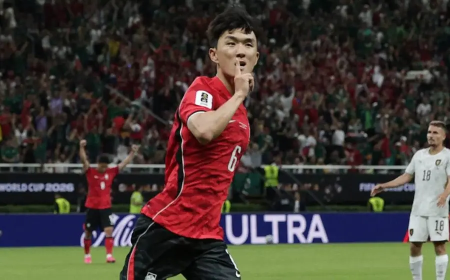 Jugadores de la selección de Corea del Sur celebran su victoria por remontada de 2-1 contra la selección de Chequia.