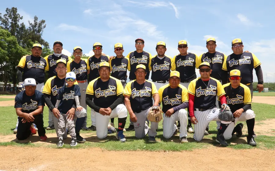 El equipo de fútbol Coyotes de Santa María posa para la foto de campeones tras ganar la final de la Segunda Fuerza A.
