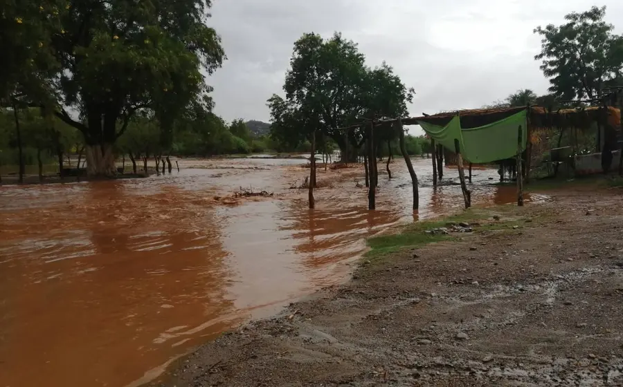 El río en la localidad de Lieza, Tehuantepec, muestra un nivel de agua incrementado, aumentando el riesgo de inundaciones en la región.