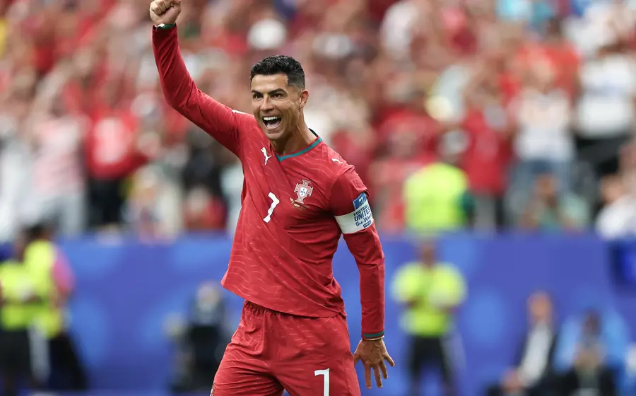 El futbolista Cristiano Ronaldo celebra su récord histórico al convertirse en el primer jugador en anotar en seis mundiales diferentes.