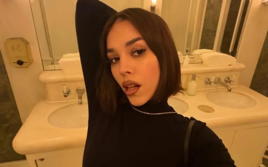 La cantante Danna luce su nuevo look con una sorprendente melena larga y rizada que recuerda al icónico personaje de Rubí.