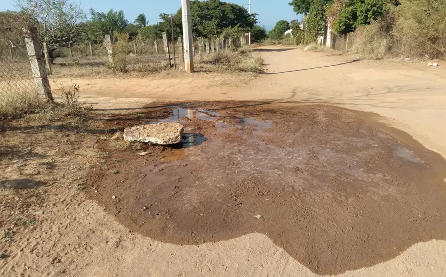 Fisuras y socavones en el suelo exponen las tuberías dañadas de la red de agua potable, poniendo en riesgo el suministro tras las lluvias.