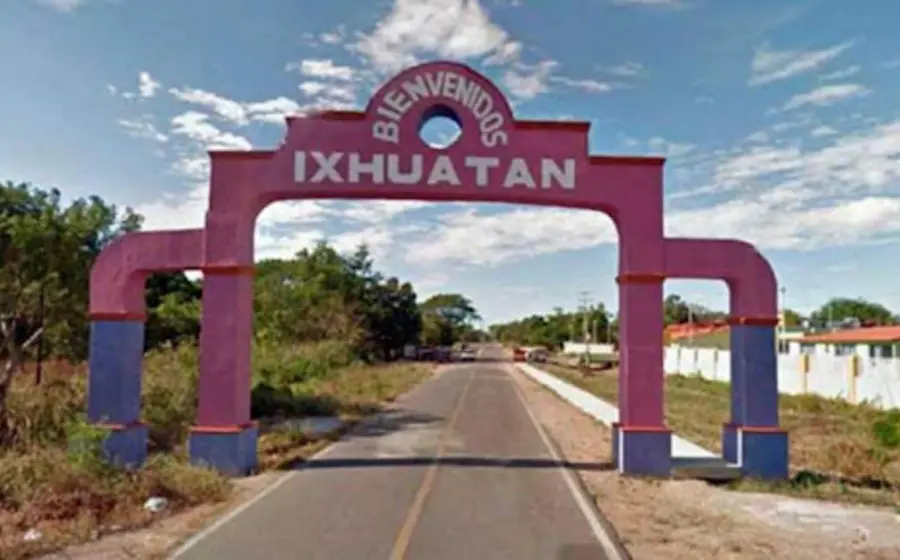 Escena en Ixhuatán, Oaxaca, que refleja la tensión social mientras organizaciones locales denuncian hostigamiento y exigen diálogo y respeto a las autoridades.