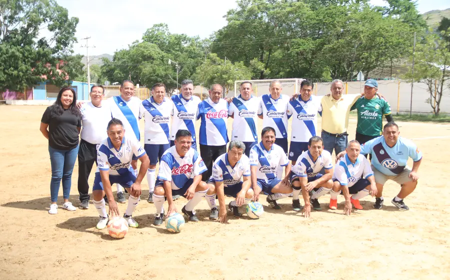 El equipo Deportivo Puebla celebra su importante victoria durante su partido de debut en la Liga Leyendas Oaxaca, categoría Oro.