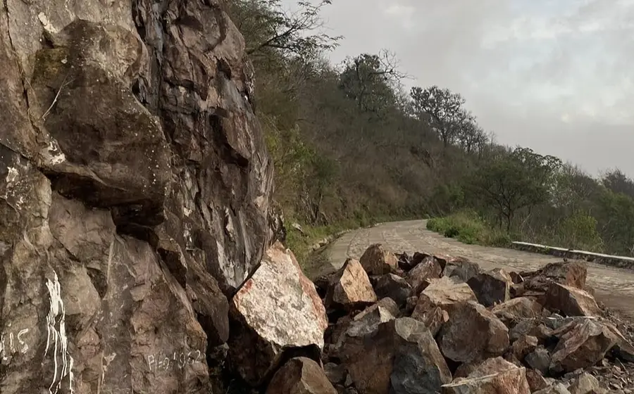 Un derrumbe de tierra causado por el temporal de lluvias en la sierra mixe-zapoteca, lo que podría dejar incomunicadas a algunas poblaciones.