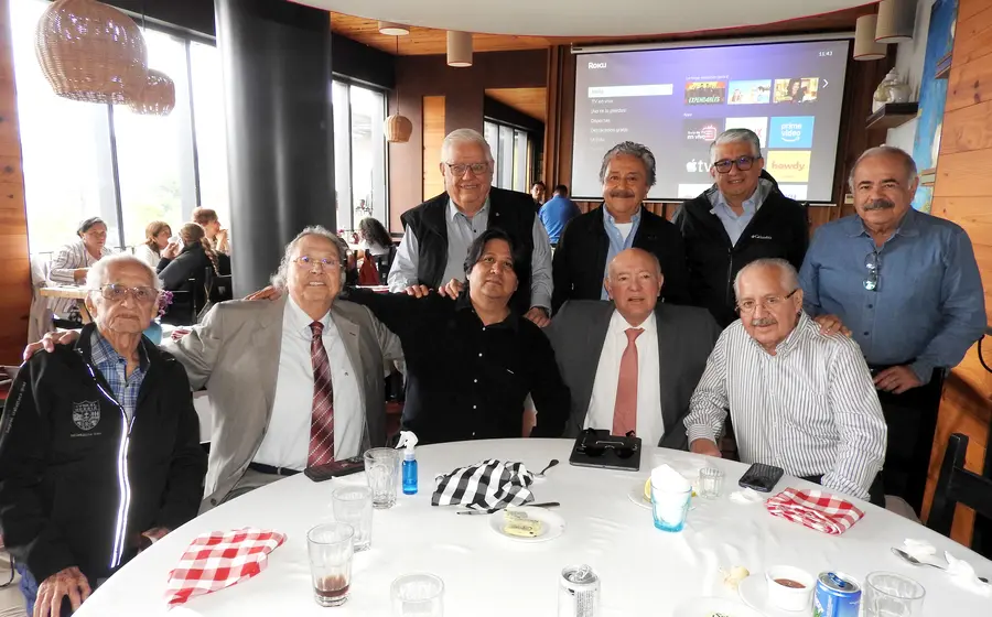 Un grupo de destacados personajes oaxaqueños, entre ellos David Colmenares y Juan Díaz Pimentel, compartiendo un desayuno y buenos momentos.