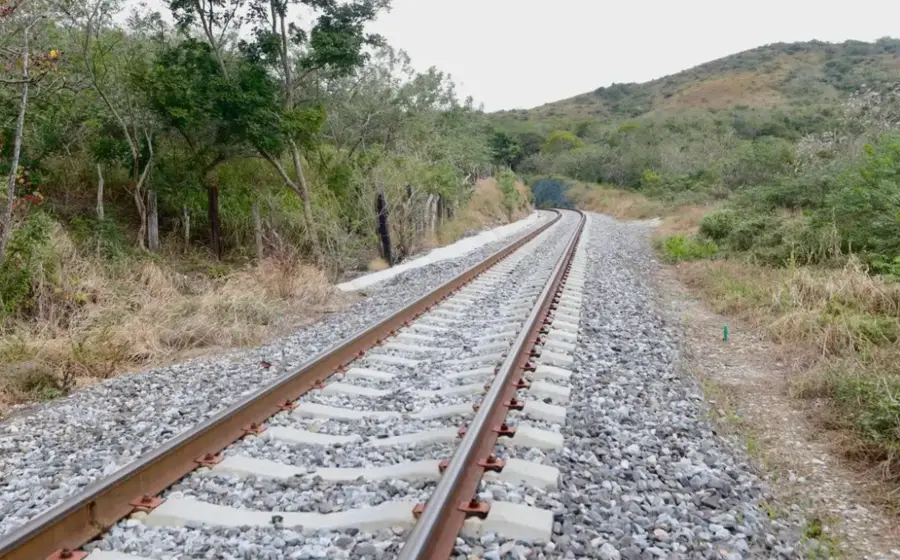 Imagen del Tren Interoceánico descarrilado en una curva peligrosa en el Istmo, incidente que obligará a rediseñar la ruta del ferrocarril.