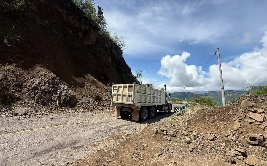 La carretera 190 sufre los primeros estragos por la temporada de lluvias, con deslaves que amenazan la conexión con el Istmo de Tehuantepec.