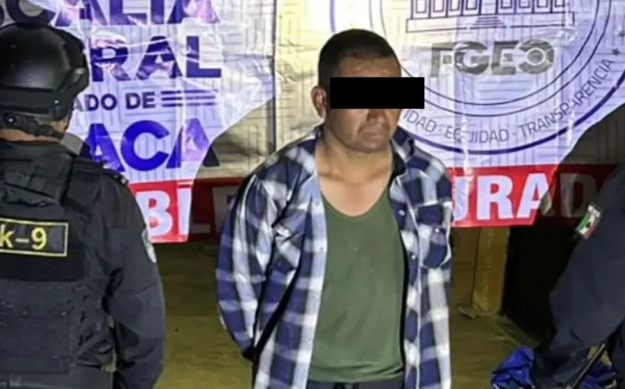 El presunto delincuente conocido como 'El JR' es detenido en Santa María Peñoles, Etla, tras un operativo donde le incautaron armas y droga.