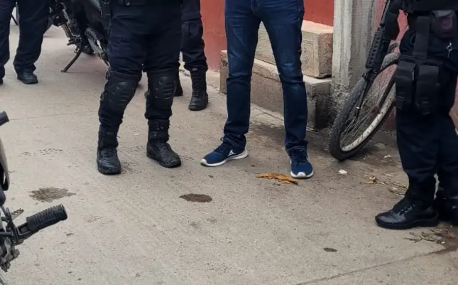 Un hombre es detenido por las autoridades en el centro de la ciudad, señalado como el presunto responsable de acoso sexual.