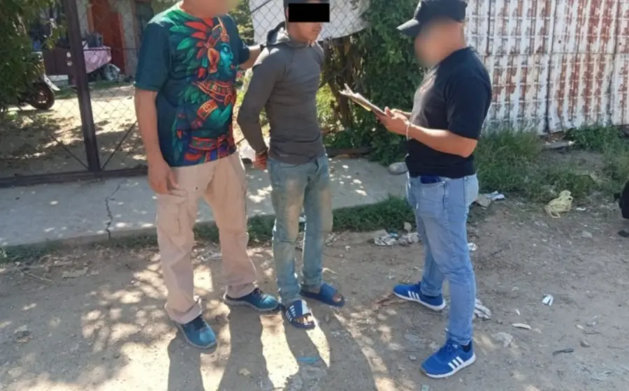 Un hombre es detenido por las autoridades, acusado de ser el presunto responsable de asesinar a otra persona con un objeto metálico durante una celebración.