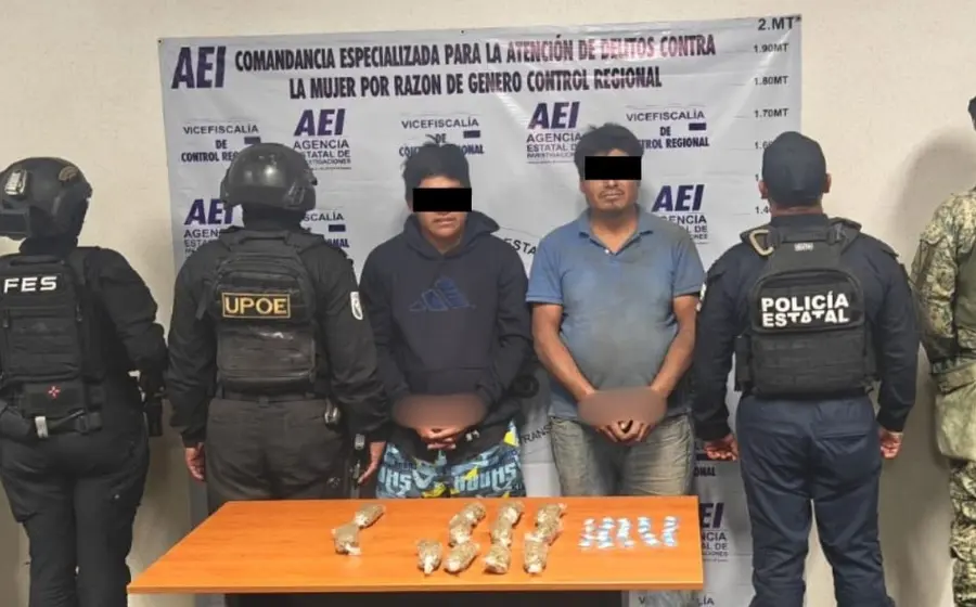 Dos hombres detenidos por el Gabinete de Seguridad son presentados, acusados de delitos contra la salud en la región de Costa y Valles Centrales.