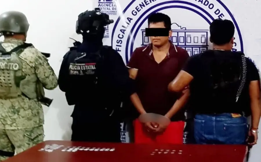 Un hombre detenido en Pinotepa Nacional es presentado junto a las varias dosis de drogas que se encontraron en su posesión.