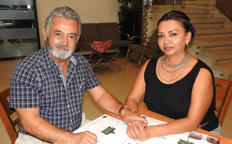 El doctor Víctor Heredia y Verónica Farret posan para la cámara mientras disfrutan de una amena plática y un café.