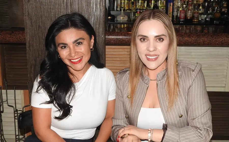 La doctora Karina Colmenares y la licenciada Sara Rodelo posan juntas y sonrientes en una fotografía que captura un momento feliz.